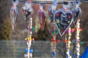 Piernikowe serca sprzedawane w budach odpustowych w dniu św. Walentego, Bieruń Stary.